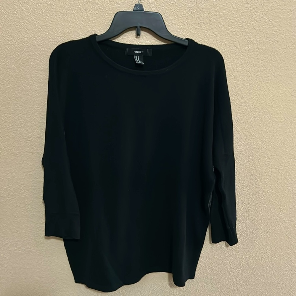 Gently worn sweater from Forever 21. This is a medium black on size and color